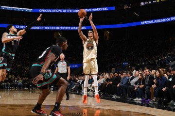 爱游戏体育app下载-斯宾塞准绝杀霍福德16+9 勇士主场17分逆转灰熊