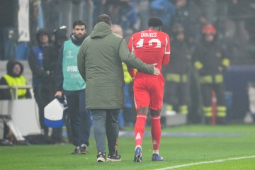 爱游戏入口-图片报：乌尔比希缺阵8-10天，戴维斯、穆西亚拉缺阵稍短一些