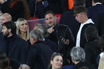 记者：托蒂和罗马正在谈的纯粹是大使职位，未考虑其他主管职务